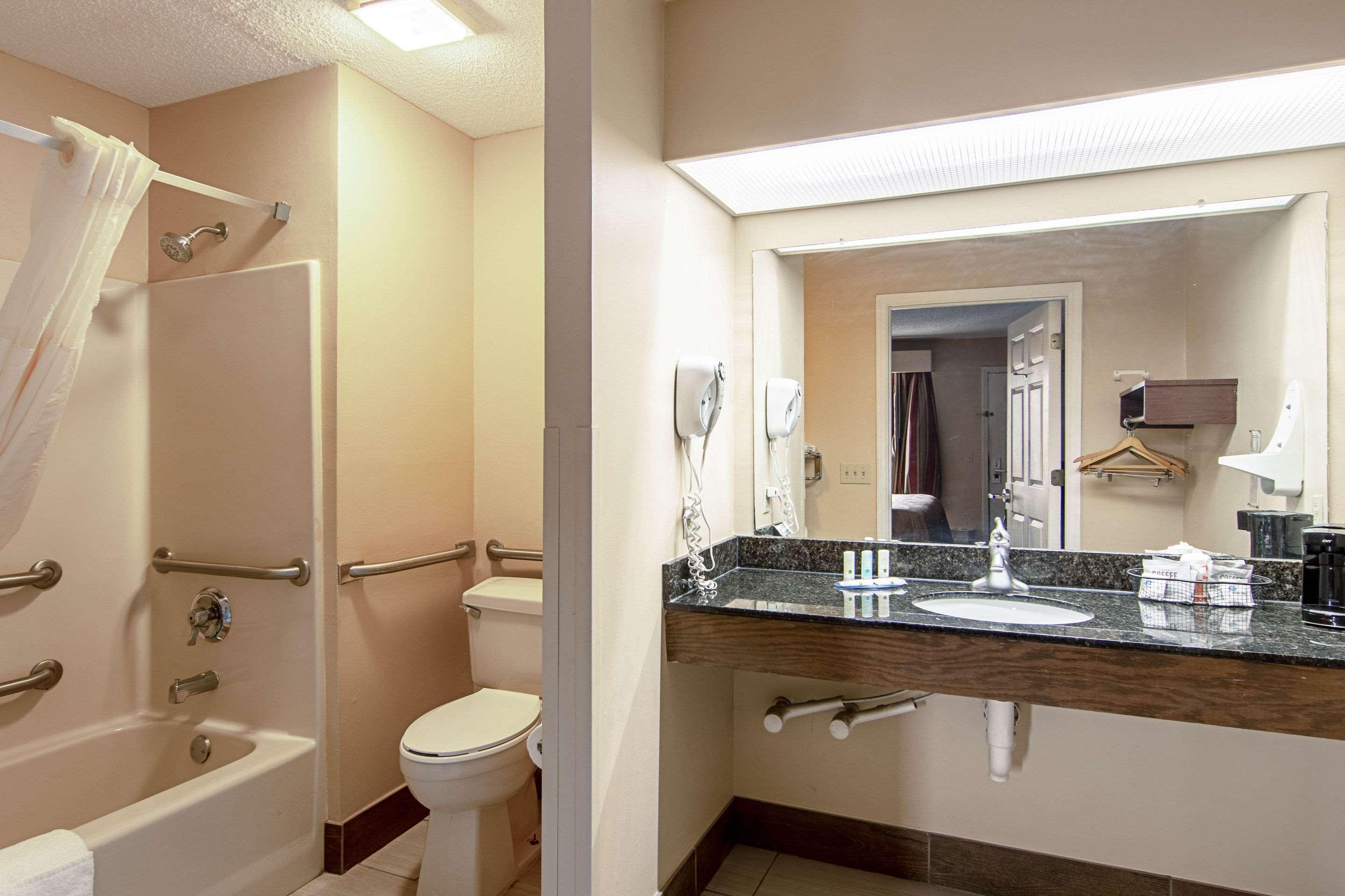 Quality Inn Thomaston Exterior photo